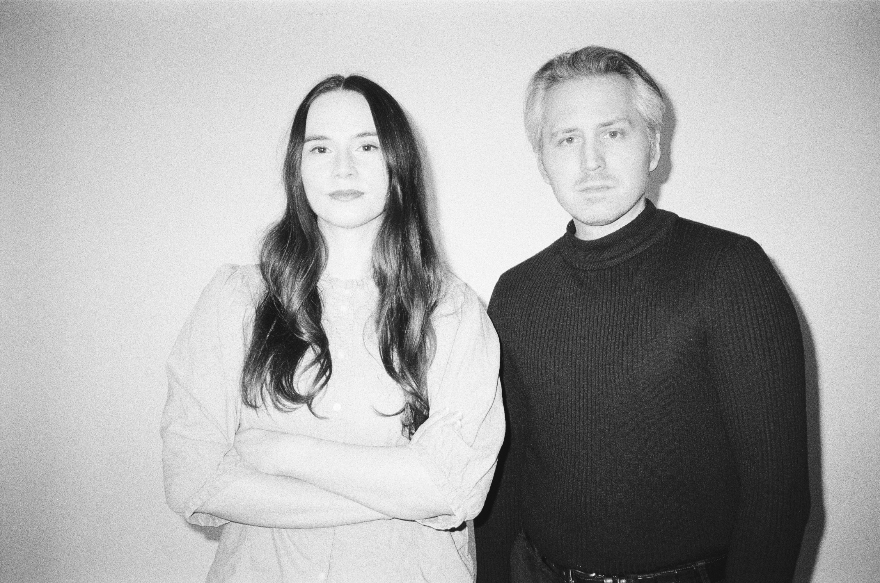 Zwei Personen in einem schwarz-weiss Portrait.
