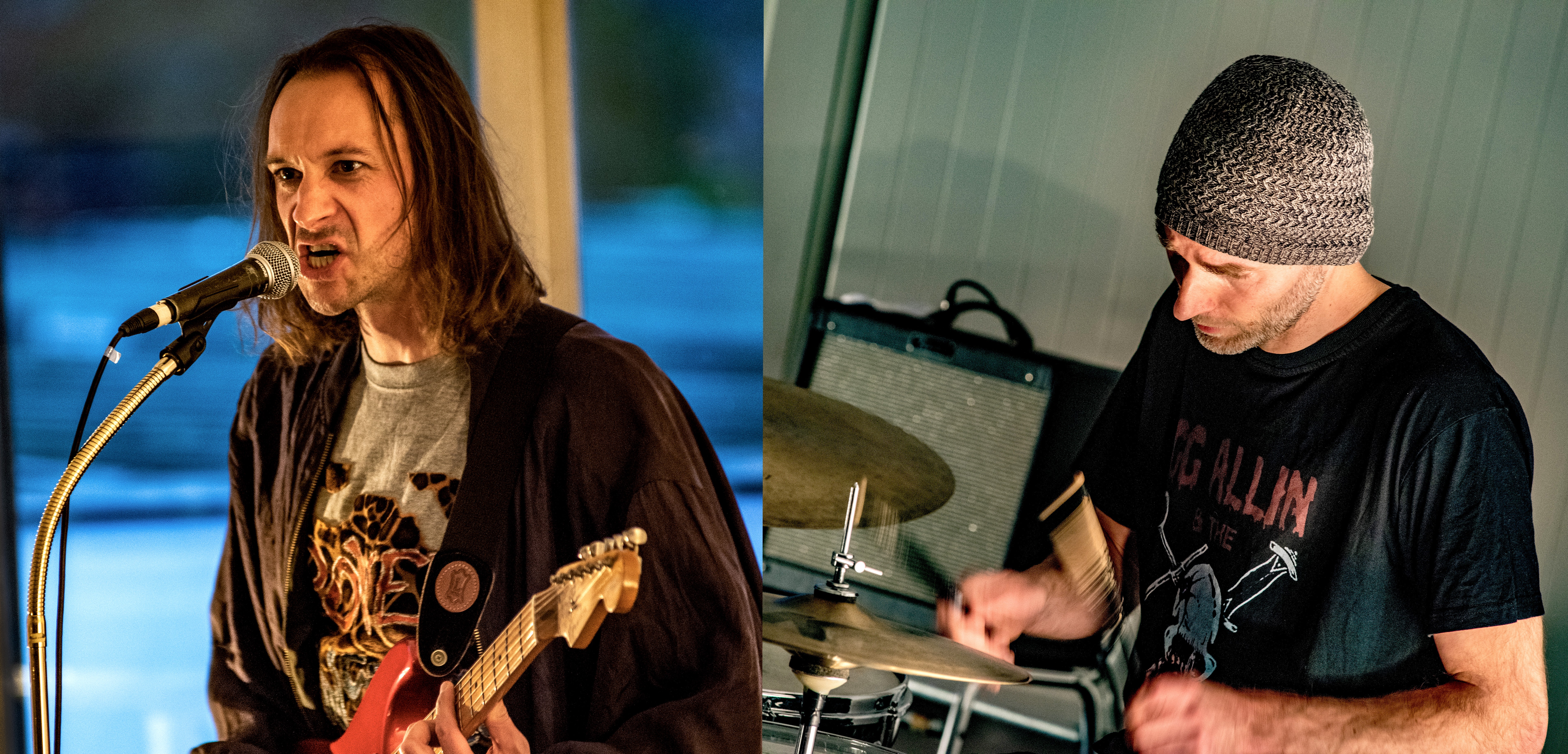 Links im Bild hält eine Person eine Gitarre und singt in ein Mikrofon. Rechts im Bild spielt eine andere Person Schlagzeug.