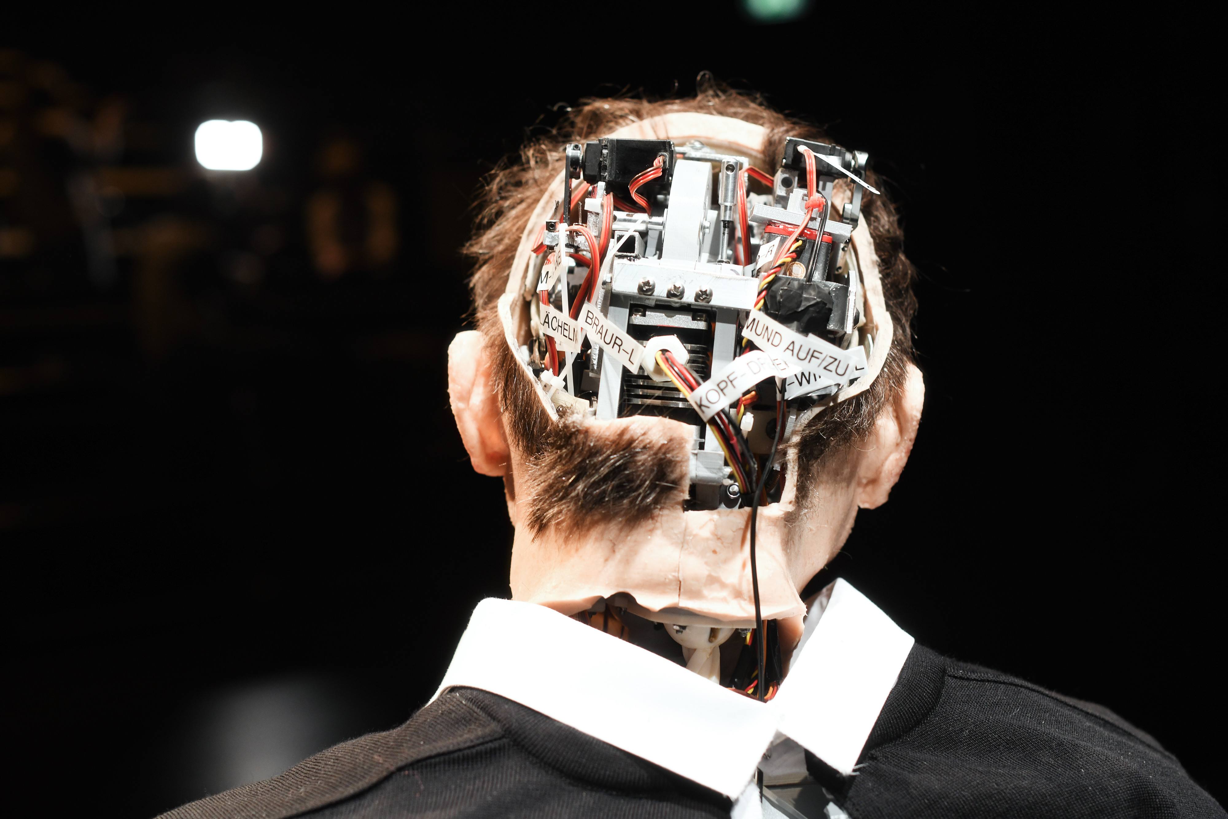 Der Hinterkopf des Roboters ist geöffnet und das Bild zeigt die Kabel und Technik darin.